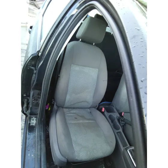 FORD FOCUS BERLINA (CAP) '2006 1.6 16V CAT NEGRO