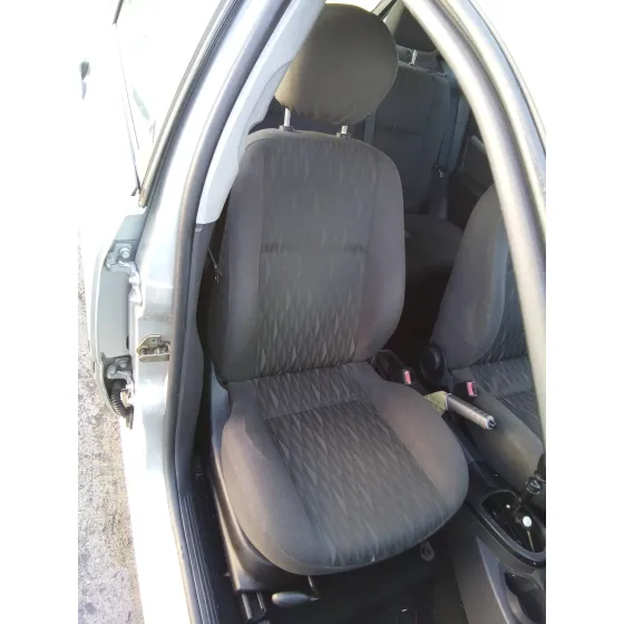 FORD FOCUS BERLINA (CAK) '2003 1.8 TDCI CAT PLATA