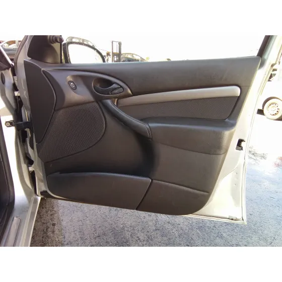 FORD FOCUS BERLINA (CAK) '2003 1.8 TDCI CAT PLATA