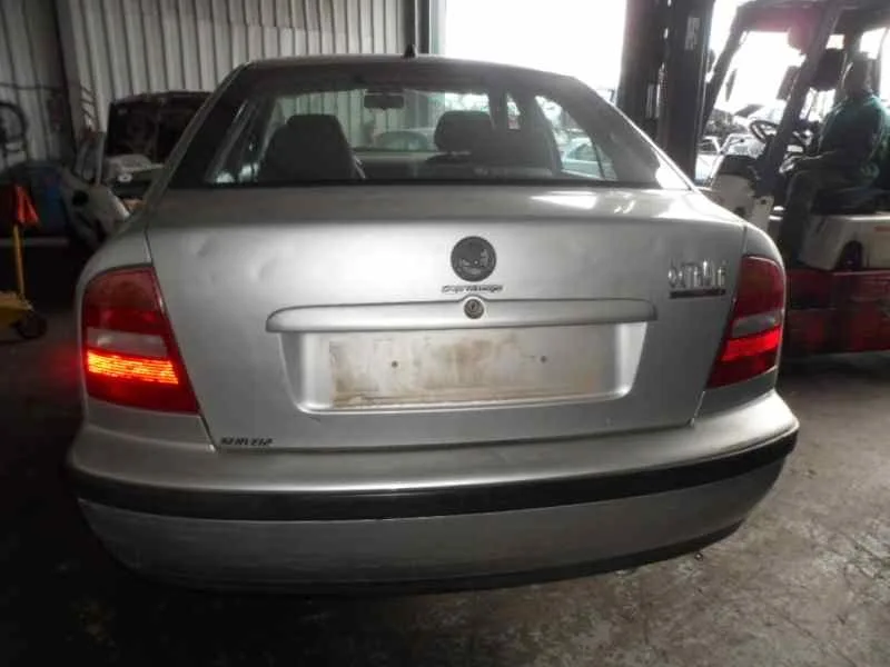 SKODA OCTAVIA BERLINA (1U2) '2000 1.6 PLATA