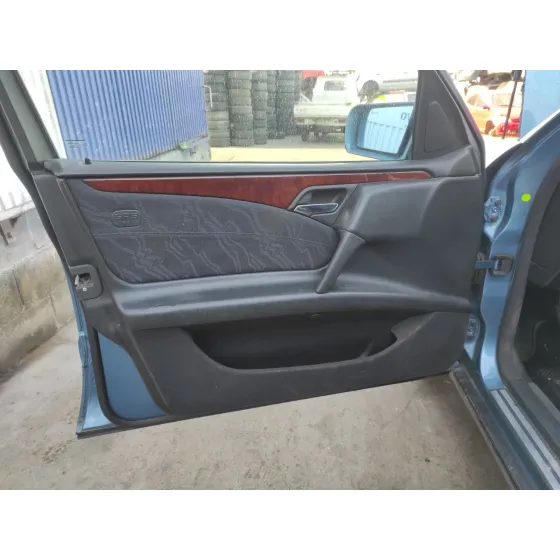 MERCEDES CLASE E (W210) BERLINA '1998 * AZUL