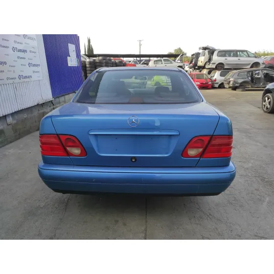 MERCEDES CLASE E (W210) BERLINA '1998 * AZUL