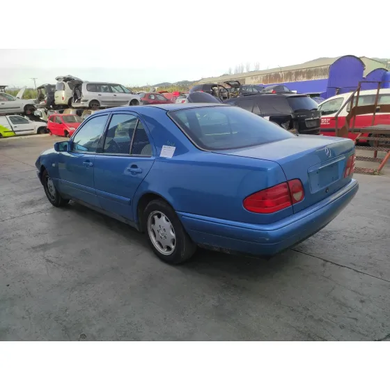MERCEDES CLASE E (W210) BERLINA '1998 * AZUL