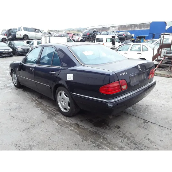 MERCEDES CLASE E (W210) BERLINA '1998 * AZUL