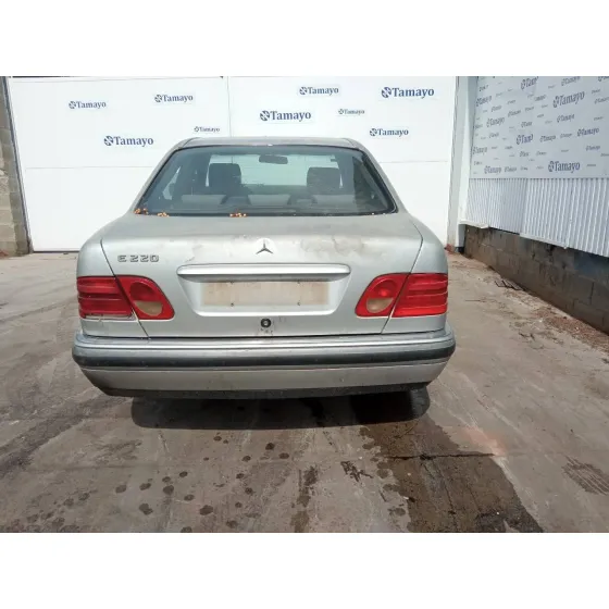 MERCEDES CLASE E (W210) BERLINA DIESEL '1998 2.2 CDI 16V CAT PLATA