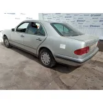 MERCEDES-BENZ CLASE E (W210) BERLINA DIESEL MERCEDES CLASE E (W210) BERLINA DIESEL '1998 2.2 CDI 16V CAT PLATA 1995
