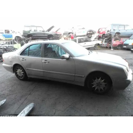 MERCEDES-BENZ BM SERIE 210 BERLINA '2000 * PLATA