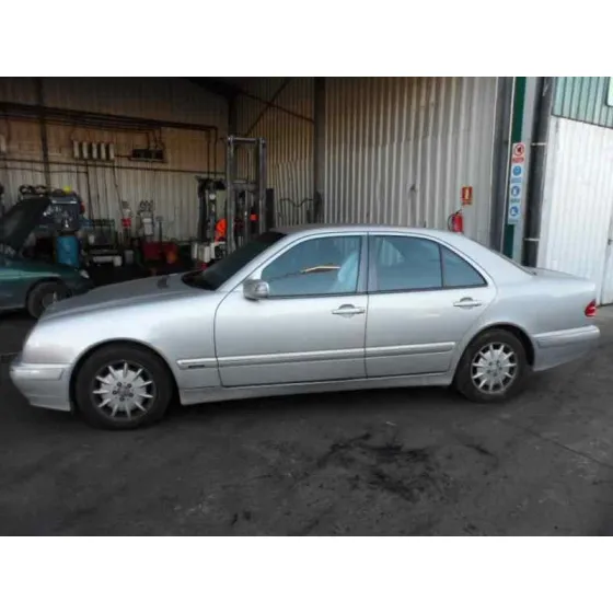 MERCEDES-BENZ BM SERIE 210 BERLINA '2000 * PLATA
