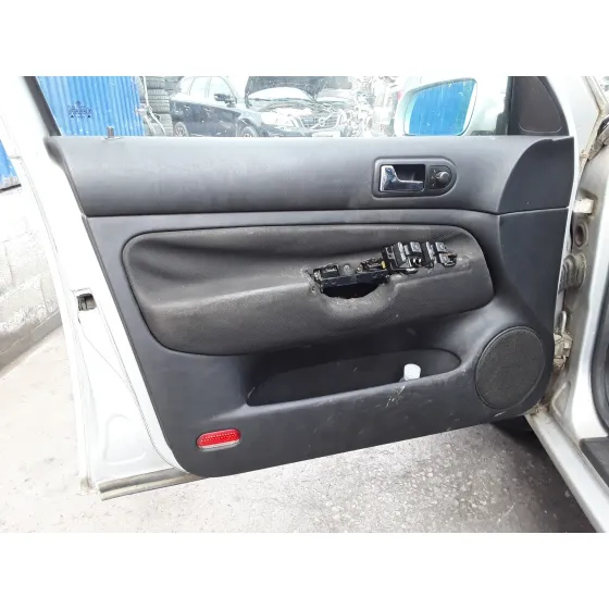 *08-10-25 100-VOLKSWAGEN GOLF IV BERLINA (1J1) '1998 * PLATA