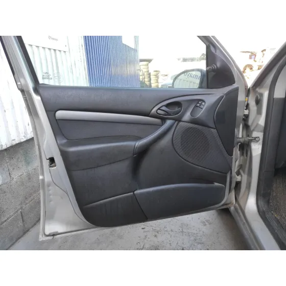FORD FOCUS BERLINA (CAK) '1999 1.6 16V CAT PLATA