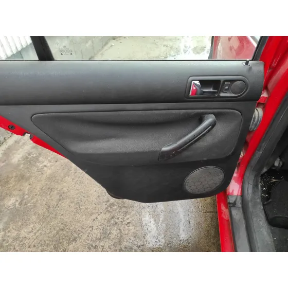 VOLKSWAGEN GOLF IV BERLINA (1J1) '1998 1.4 16V ROJO