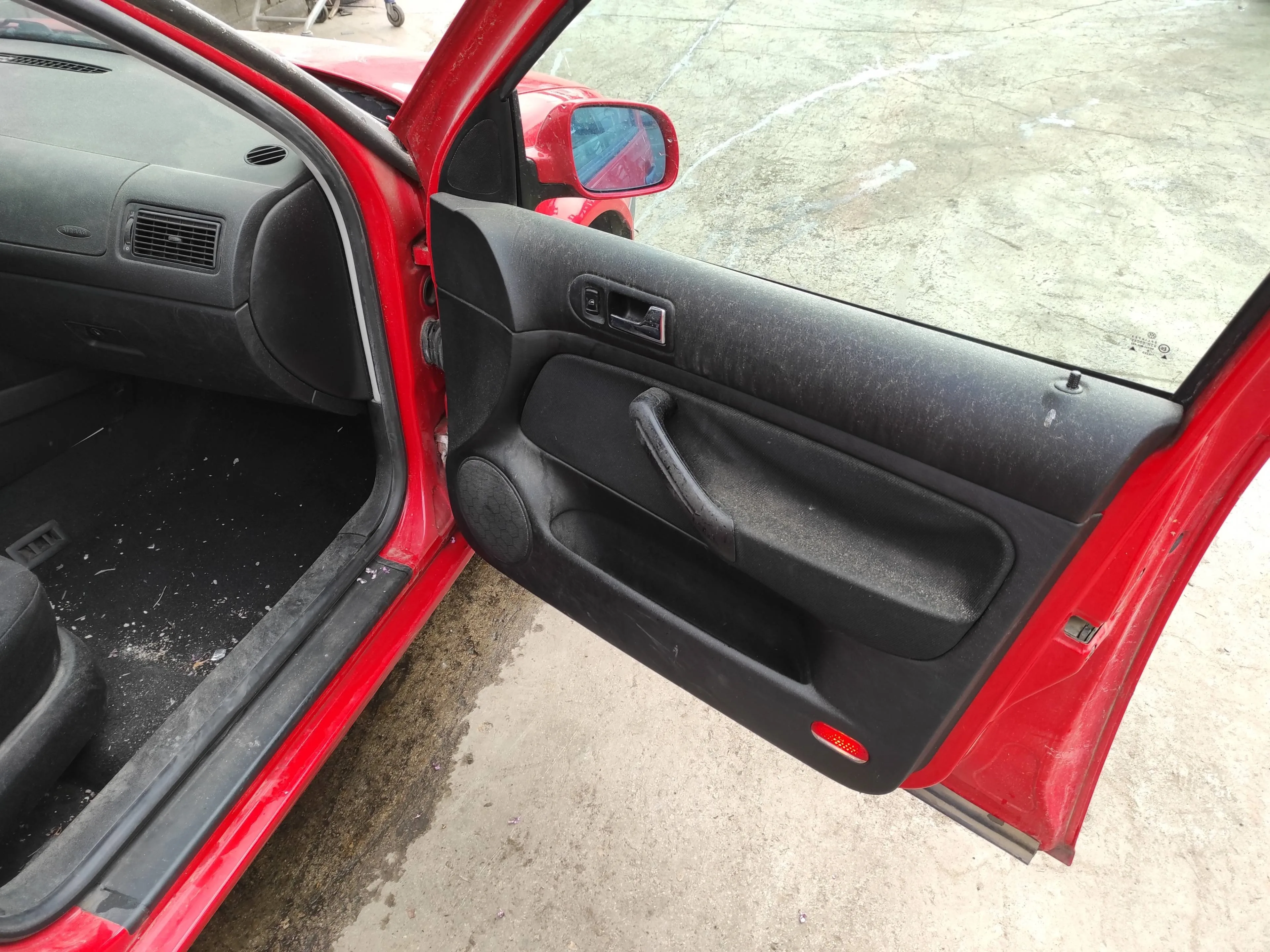 VOLKSWAGEN GOLF IV BERLINA (1J1) VOLKSWAGEN GOLF IV BERLINA (1J1) '1998 1.4 16V ROJO 1997