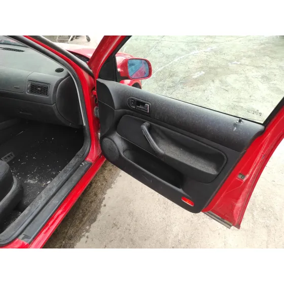 VOLKSWAGEN GOLF IV BERLINA (1J1) '1998 1.4 16V ROJO