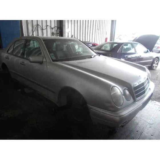 MERCEDES CLASE E (W210) BERLINA '1997 * GRIS