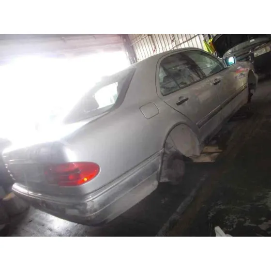 MERCEDES CLASE E (W210) BERLINA '1997 * GRIS