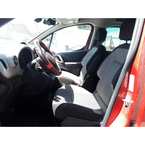 PEUGEOT PARTNER KOMBI '2011 * ROJO