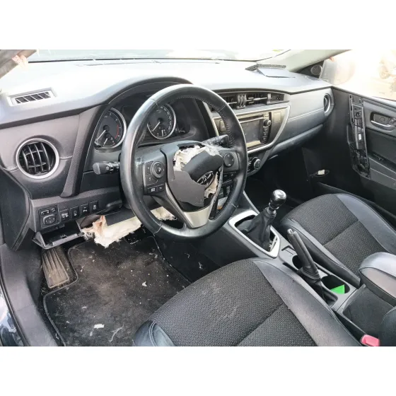 Toyota AURIS (_E18_) 2012
