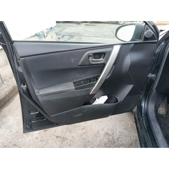 Toyota AURIS (_E18_) 2012