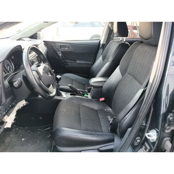 Toyota AURIS (_E18_) 2012