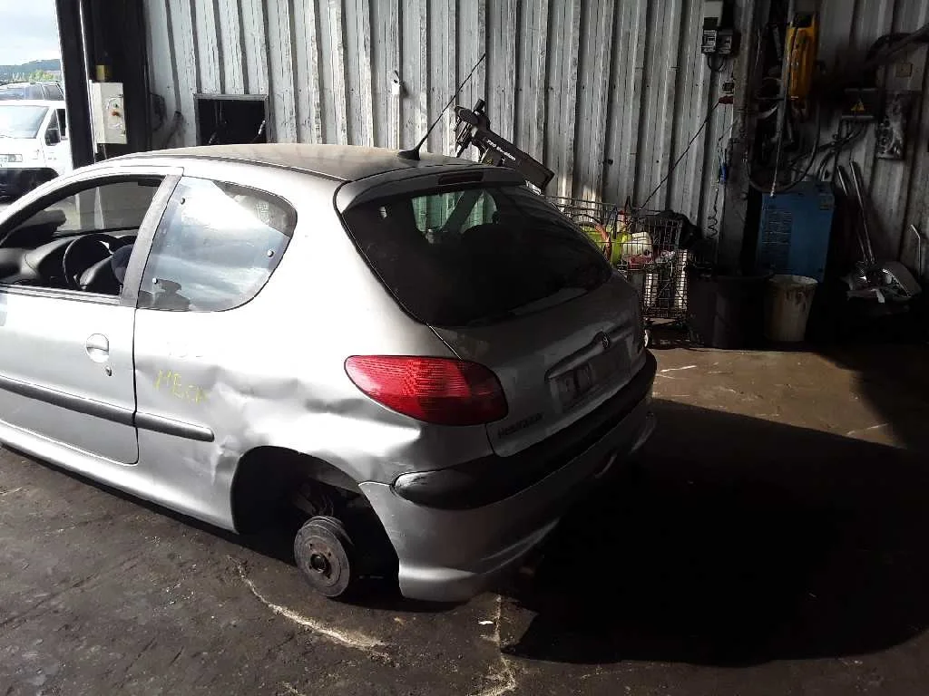 PEUGEOT 206 BERLINA PEUGEOT 206 BERLINA '2003 * PLATA 1998