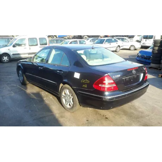 MERCEDES CLASE E (W211) BERLINA '2002 * GRIS
