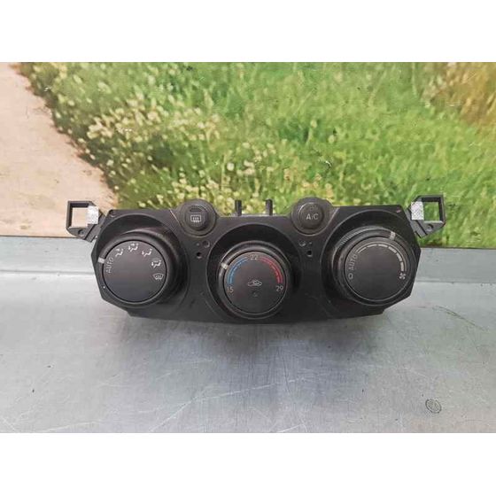 Mando Climatizador Para Mazda 2 Lim.