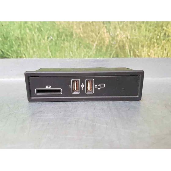 Conexion Usb/Aux para Mercedes-Benz Clase C Coupe (W205)