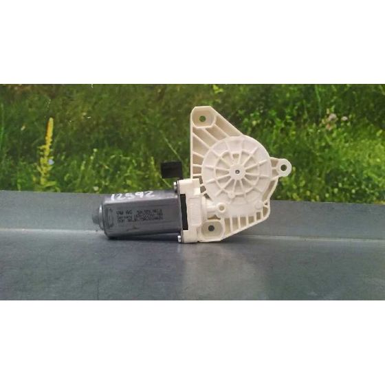Motor Elevalunas Delantero Derecho para Volkswagen Passat Lim. (3G2)