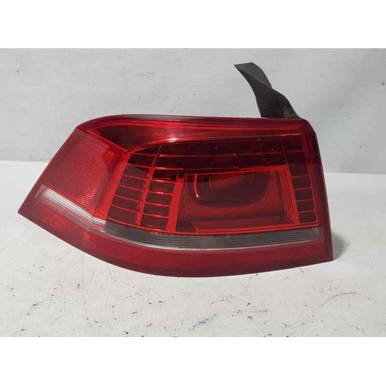 Piloto Trasero Izquierdo Para Volkswagen Passat Lim.