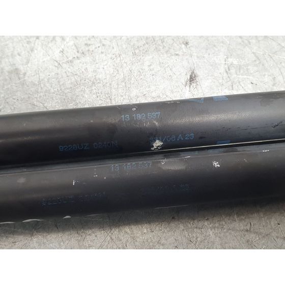 Amortiguadores Maletero / Porton Para Opel Astra J Lim.