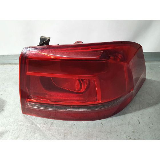Piloto Trasero Derecho Para Volkswagen Passat Lim.