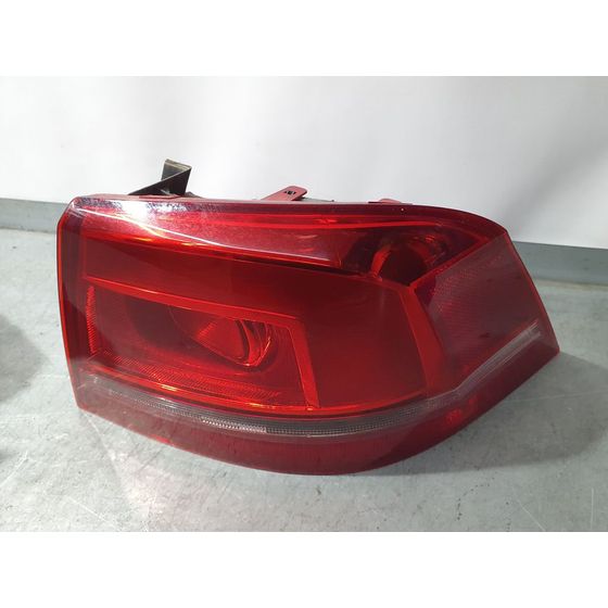 Piloto Trasero Derecho Para Volkswagen Passat Lim.