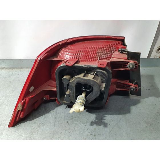 Piloto Trasero Derecho Para Volkswagen Passat Lim.
