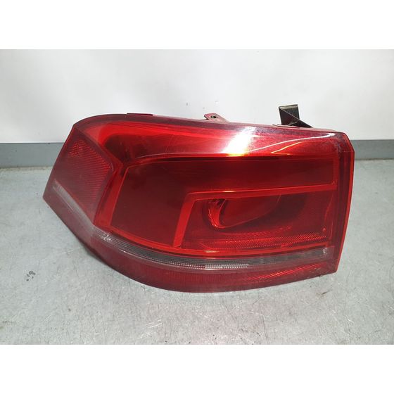 Piloto Trasero Izquierdo Para Volkswagen Passat Lim.