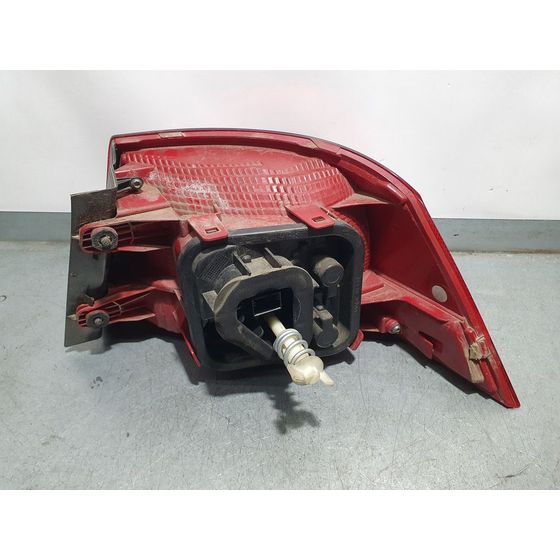 Piloto Trasero Izquierdo Para Volkswagen Passat Lim.