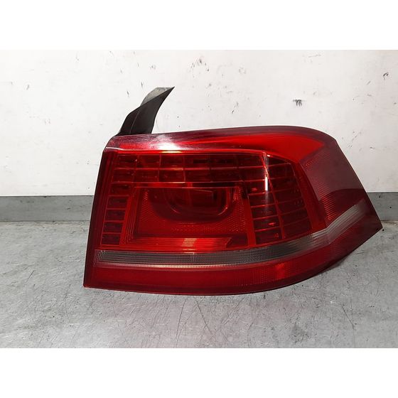 Piloto Trasero Derecho Para Volkswagen Passat Lim.