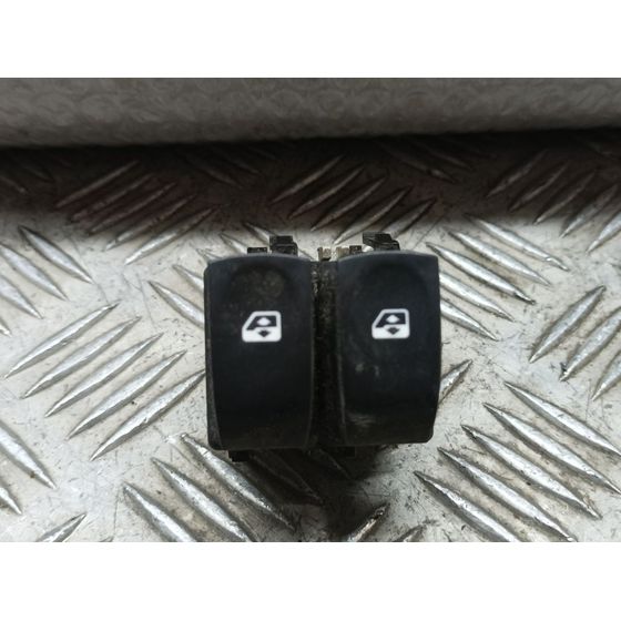 Mando Elevalunas Delantero Izquierdo Para Renault Clio Iii