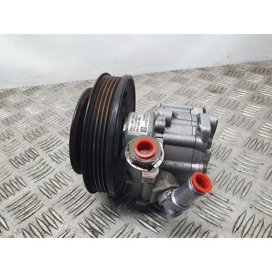 Bomba Direccion para Volkswagen Passat Berlina (3B2)