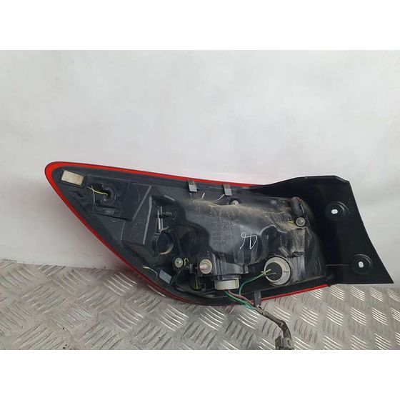 Piloto Trasero Derecho Para Mazda 2 Lim.
