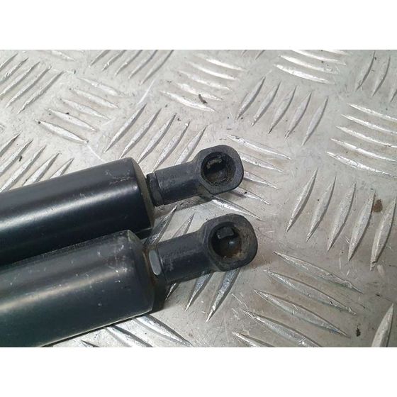 Amortiguadores Maletero / Porton Para Nissan Nv 200