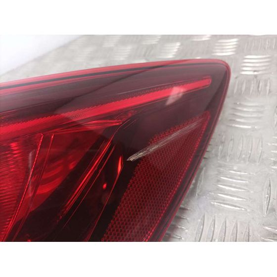 Piloto Trasero Derecho para Mazda 2 Lim. ()