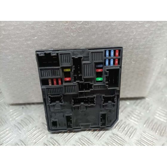 Caja Reles / Fusibles para Nissan Pulsar (C13)