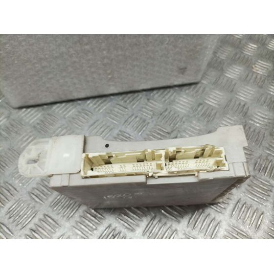 Caja Reles / Fusibles para Toyota Iq