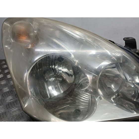Faro Derecho para Toyota Corolla Verso (R1)