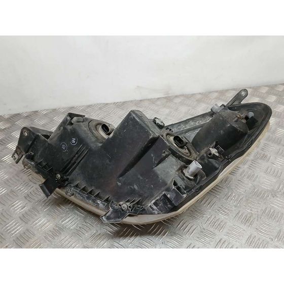 Faro Derecho para Toyota Corolla Verso (R1)