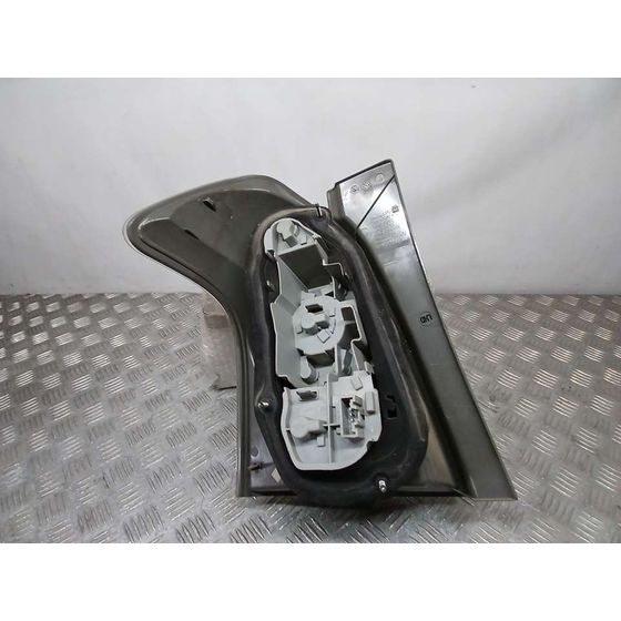 Piloto Trasero Derecho para Toyota Corolla Verso (R1)