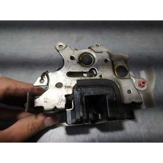 Cerradura Puerta Delantera Derecha para Nissan Cabstar ->09.06