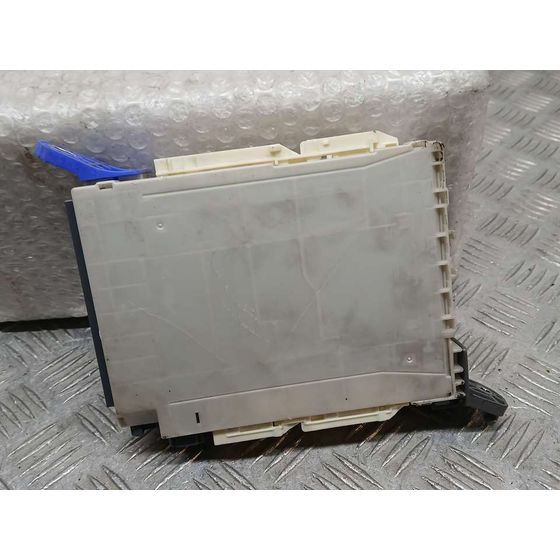 Caja Reles / Fusibles para Toyota Land Cruiser (J15)