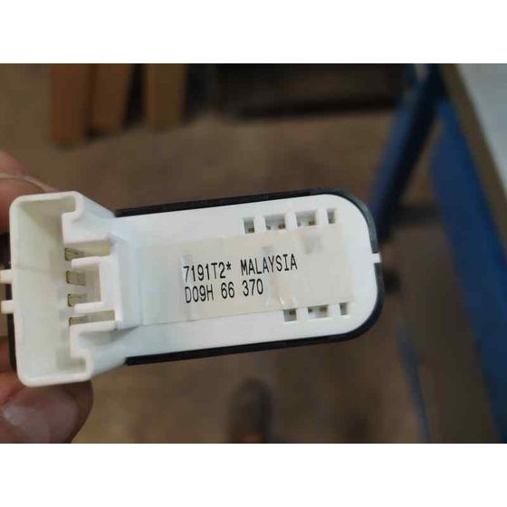 Mando Elevalunas Delantero Derecho para Mazda 2 Lim. ()