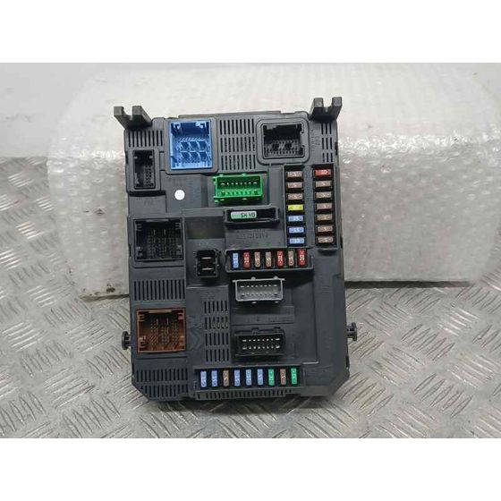 Caja Reles / Fusibles para Peugeot 208